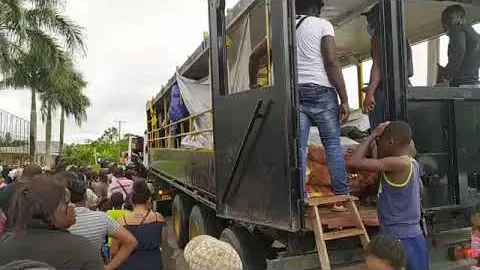 Bordo met ABOP truck te pont pakketten uitdelen