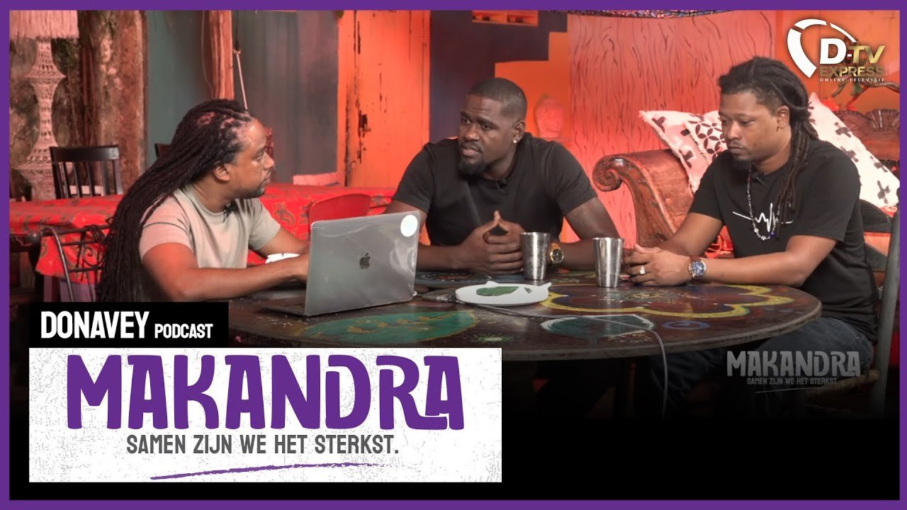 Donavey in gesprek met Ferlaino Krak en Isiah Cyrus (Suriname)