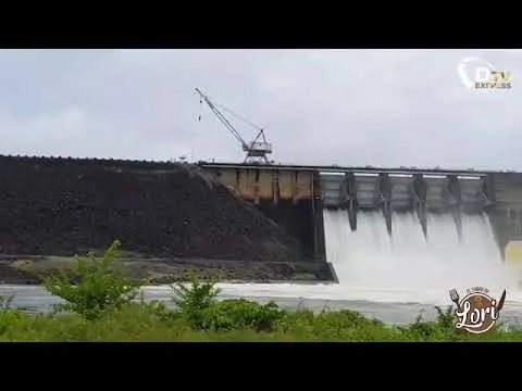 Flitsen vanuit de Afobakadam. Alle vijf Spuikleppen open