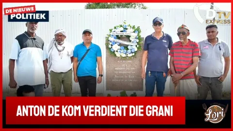 Kranslegging bij monument Anton de Kom (Suriname)