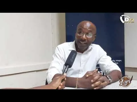 2jaar Regering Santhoki lood om oud ijzer . Doe voorzitter Steven Alfaisi