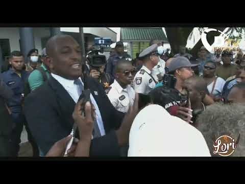Protesten tegen buitenfunctiestelling Hellings en Gentle (Suriname)