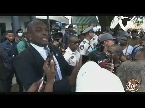 Protesten tegen buitenfunctiestelling Hellings en Gentle (Suriname)