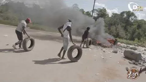 reportage verhitte bewoners Brokopondo barricaderen Afobakaweg
