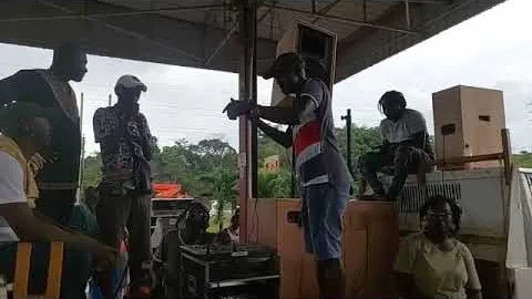 Ronny Asabiena in Gesprek met de bewoners