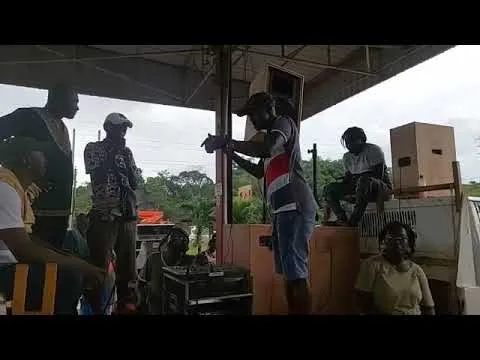 Ronny Asabiena in Gesprek met de bewoners