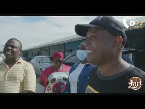 Schoolkinderen Winti Wai en Sophialust krijgen brood op school