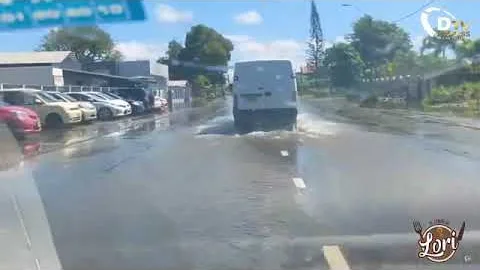 Wateroverlast zorgt voor enorme file in Paramaribo