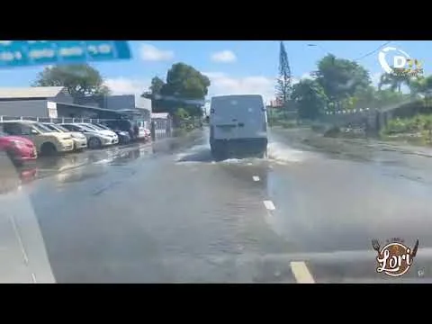 Wateroverlast zorgt voor enorme file in Paramaribo