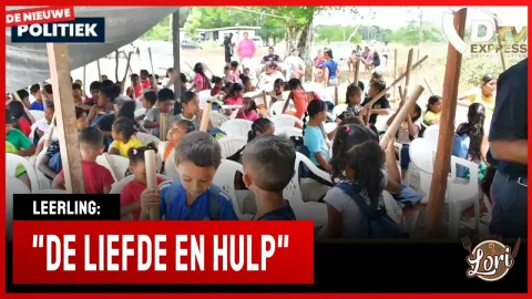 Leerlingen van Powakka nemen schooltassen met inhoud in ontvangst