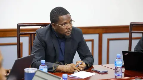 Mielando Atompai dient initiatiefwetten in voor herziening salarissen