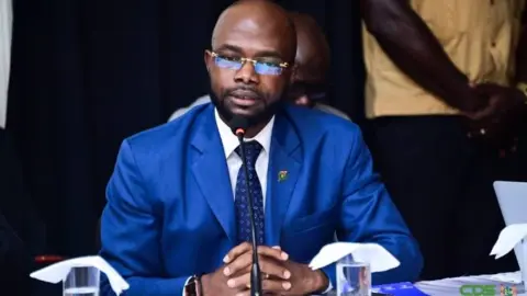 Minister André Misiekaba ontkent beschuldiging van belangenverstrengeling