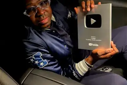 Damaru ontvangt award voor behalen van 100K YouTube-volgers