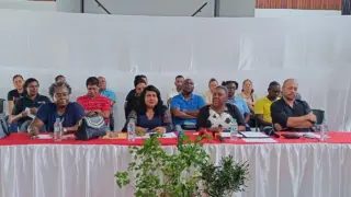 Onderhandelingen tussen onderwijsbonden en regering geschorst; beraad blijft van kracht
