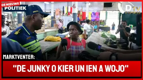 Korpschef Pinas op bezoek onder de centrale Markt